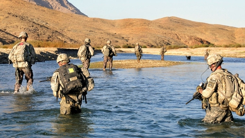 Soldater krydser Arghandab-floden i Afghanistan. (Foto: U.S. Army/Creative Commons)