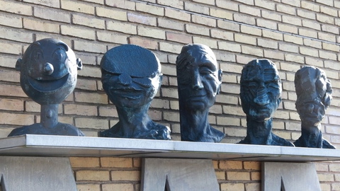 'Five steps towards never ending joy', moderne kunst på Nyborg Gymnasium, hvis rektor er gået ind i flygtningedebatten. Foto: Verlag Art In Flow, Katalog Poul R. Weile/Wikimedia Commons.