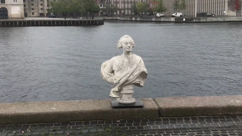 En aktivistgruppe, der kaldte sig ”Anonyme Billedkunstnere”, smed denne buste af Frederik 5. i Københavns Havn i 2020. Screenshot fra gruppens video.
