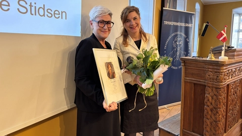 Marianne Stidsen fik overrakt årets ytringsfrihedspris - Sapphoprisen af Trykkefrihedsselskabets formand Aia Fog ved et arrangement i Vartov i København de. 22. marts 2025