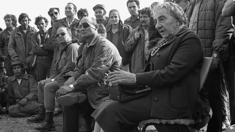 Premierminister Golda Meir og forsvarsminister Moshe Dayan ved fronten under Yom Kippur krigen i oktober 1973. Israel vandt krigen, men araberne opfandt et nyt våben, de kunne bruge mod Vesten - Olieembargo.