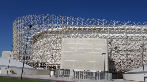 Tusindvis af udenlandske arbejdere har betalt med deres liv for Qatars nye fodboldstadioner. (Foto: Mohaguru via Wikimedia Commons)