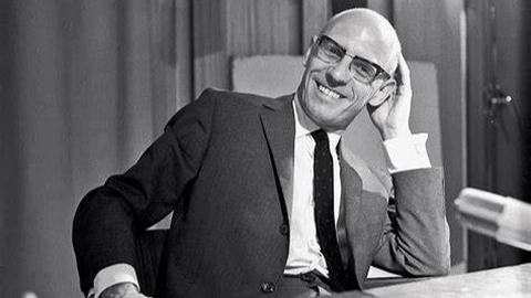 Michel Foucault er født 15. oktober 1926 i Poitiers. Han døde den 25. juni 1984 i Paris. Han var idéhistoriker og professor ved Collège de France.