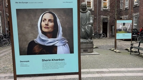 Fotoudstillingen med reklamen for den kvindelige imam er en del af det danske EU-formandskab og er finansieret med bidrag fra blandt andet Kulturministeriet og Udenrigsministeriet.