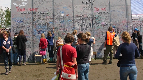 Politisk markering: Folkekirkens Nødhjælp har to gange bygget en mur på Roskilde Festival som en protest mod Israel. (Foto: Stig Nygaard/Creative Commons)