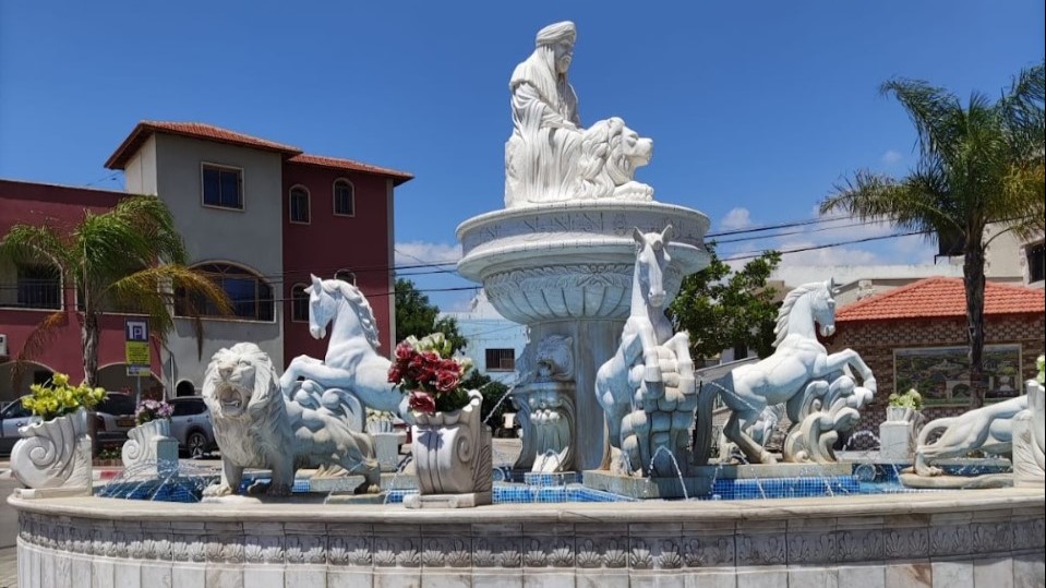 Der er hvide statuer, som pryder vejen gennem landsbyen