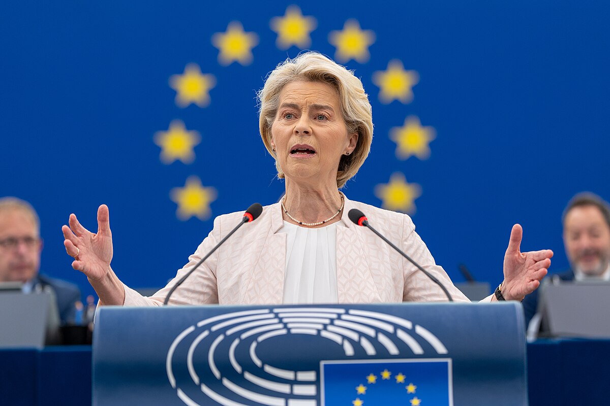 Ursula Von Der Leyen, formand for EU-Kommissionen, udtaler om migrations- og asylpagten, at den “er en kæmpe bedrift for Europa”. Pagten er blevet kritiseret af flere europæiske politikere, som mener, at den ikke gør nok for at stoppe ulovlig indvandring. Kritikken går blandt andet på, at der mangler klare regler for at sende migranter tilbage til oprindelsesland, og at pagten svækker de enkelte landes nationale suverænitet. Foto: European Parliament