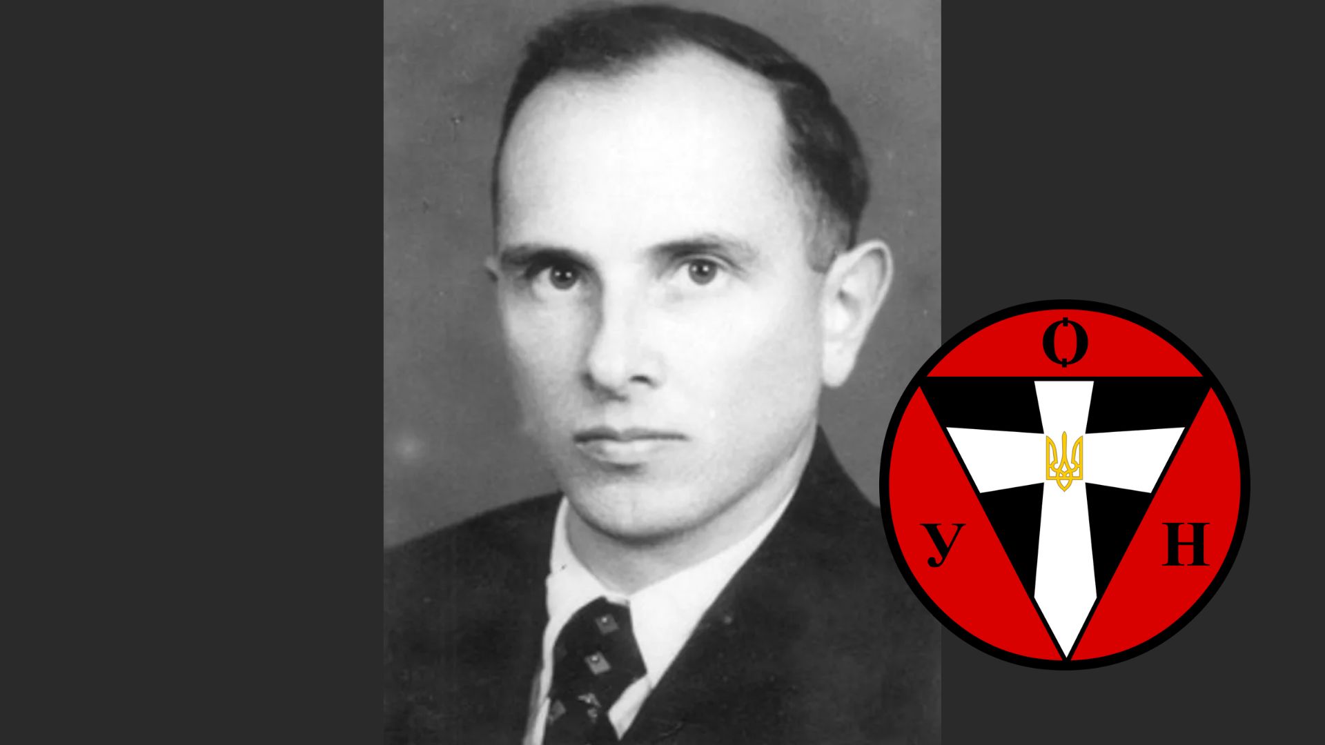 Ukraine har her i januar 2026 netop lige fejret 117-året for Stepan Banderas fødsel. På billedet ses Bandera, lederen af OUN-B, hvis medlemmer blev kaldt banderivets. Bandera var en central figur i ukrainsk nationalisme før, under og efter Anden Verdenskrig. OUN-B organiserede militante grupper som UPA, der stod bag massakrerne på polske civile i Volhynien og Galicien, og deltog i drab på jøder i Ukraine i bestræbelsen på at skabe et etnisk homogent Ukraine. Til højre er emblemet til OUN-B. Polens nuværende præsident har igangsat at forbyde det sorte og røde flag i Polen, hvilket Ukraine har reageret kritisk på. 